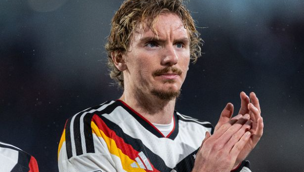 นิคยกย่อง